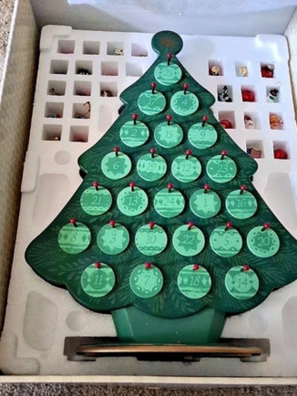 05 Hallmark Christmas at Last! Countdown Calendar Christmas Tree. Complete W/Box